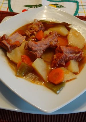 Una foto de Patatas con costillas adobadas