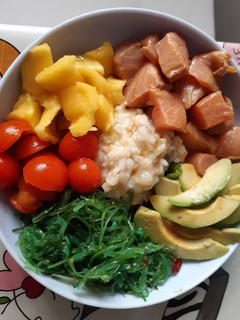 Una foto de Poke de salmón con salsa agridulce