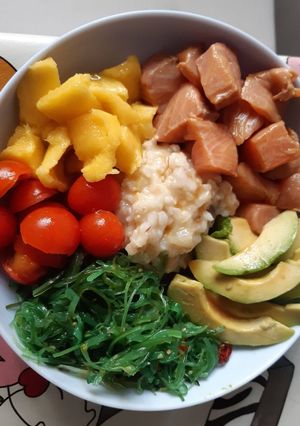 Una foto de Poke de salmón con salsa agridulce