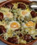 Habas frescas horneadas con choricitos rojos y huevos