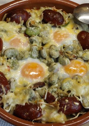 Foto principal de Habas frescas horneadas con choricitos rojos y huevos