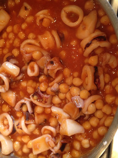 Una foto de Garbanzos teresianos con chipirones