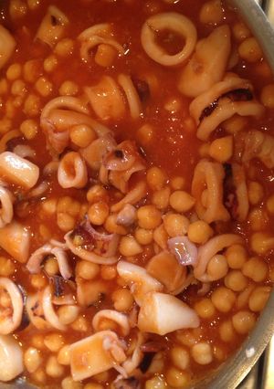 Una foto de Garbanzos teresianos con chipirones