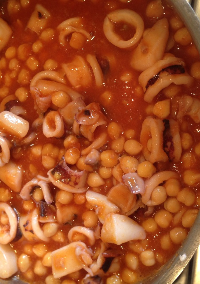 Una foto de Garbanzos teresianos con chipirones