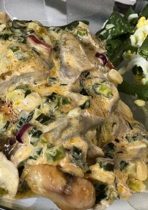 Una foto de Pollo con crema de verdeo y hongos de pino en conserva o champiñones