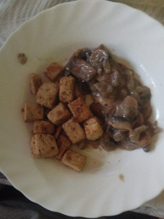 Una foto de Tofu marinado con salsa de champiñones