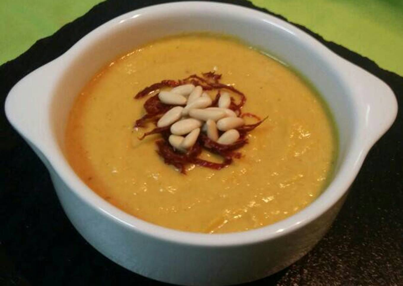 Crema de calabaza al curry con piñones y tomate seco