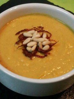 Una foto de Crema de calabaza al curry con piñones y tomate seco