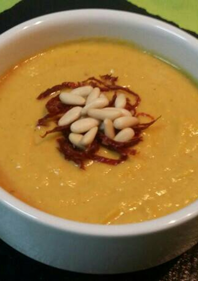 Una foto de Crema de calabaza al curry con piñones y tomate seco