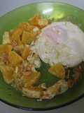 Huevo frito con ajos y naranja
