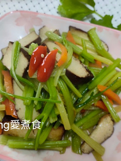 10分鐘上菜-豆干炒香芹 的食譜成品照片