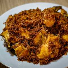 28. Ayam Goreng Serundeng / Ayam Goreng Lengkuas রেসিপির প্রধান ছবি