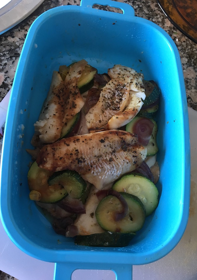 Una foto de Merluza con verdura y salsa soja en microondas!