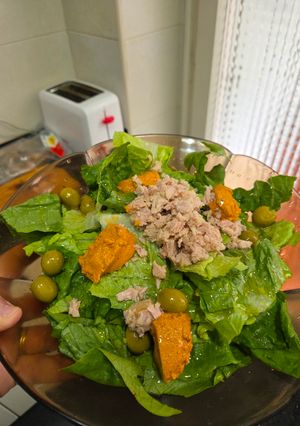 Una foto de Ensalada con atún y romesco
