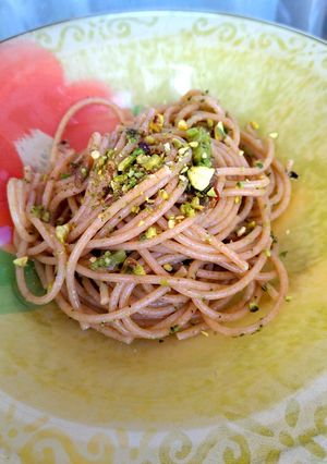 Foto di Spaghetti integrali alle cime di rapa e pistacchi
