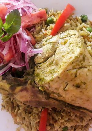 Una foto de Arroz con Pollo Peruano muy fácil y económica