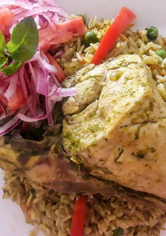 Una foto de Arroz con Pollo Peruano muy fácil y económica