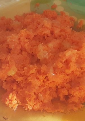 Una foto de Ensalada de zanahorias y jugo de naranja