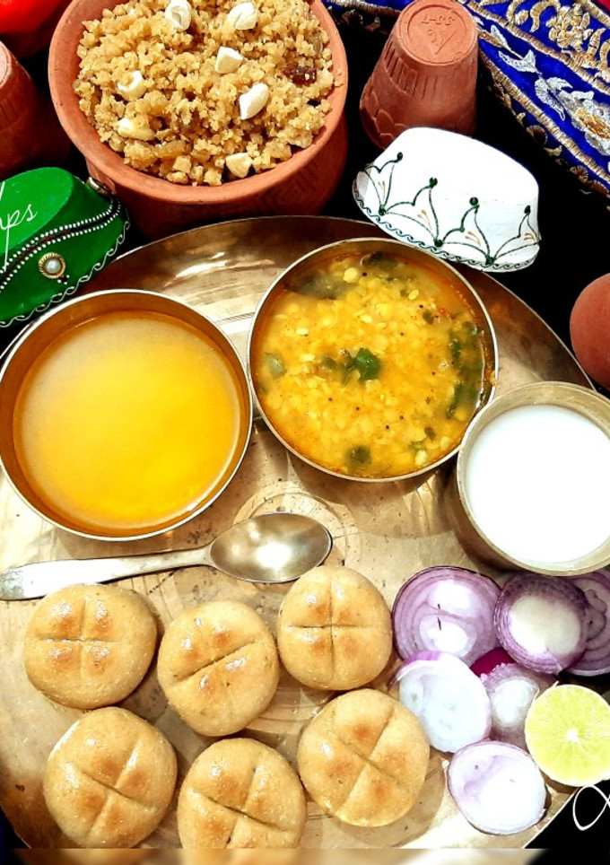 दाल बाटी चुरमा (Dal bati churma recipe in hindi) रेसिपी मुख्य फोटो