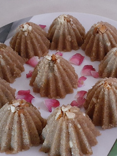 ચૂરમા ના લાડુ (Churma Ladoo Recipe In Gujarati) રેસીપી મુખ્ય ફોટો