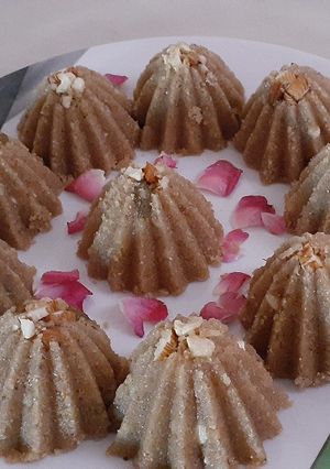 ચૂરમા ના લાડુ (Churma Ladoo Recipe In Gujarati) રેસીપી મુખ્ય ફોટો