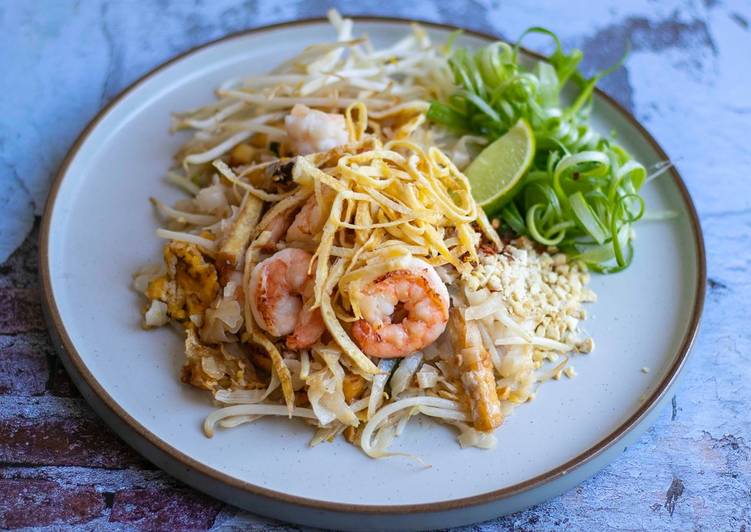 Recipe of Quick Authentic Pad Thai with king prawns