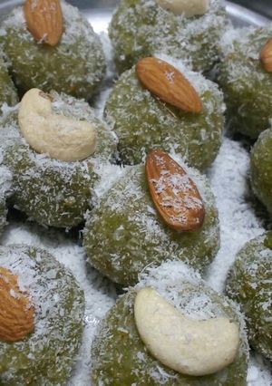 लौकी नारियल के स्वादिष्ट लड्डू रेसिपी मुख्य फोटो