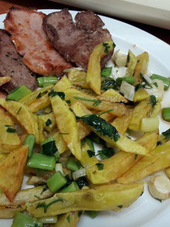 Una foto de Lomo y presa ibérica con patatas y ajetes tiernos