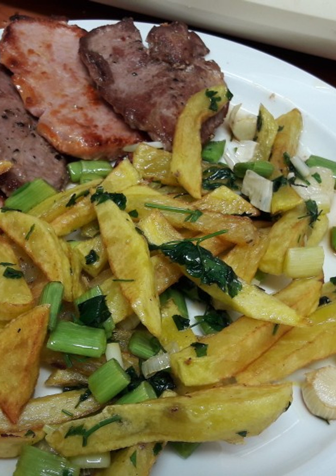 Una foto de Lomo y presa ibérica con patatas y ajetes tiernos