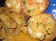 Una foto de tomates rellenos vegetarianos