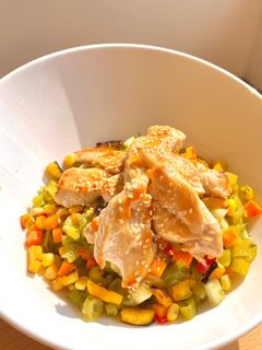 Una foto de Ensalada de verduras con pechuga en salsa de Piña