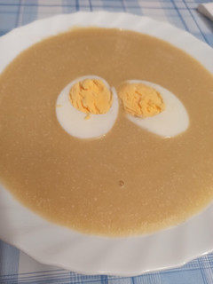 Una foto de Crema de puerros y langostinos con huevos