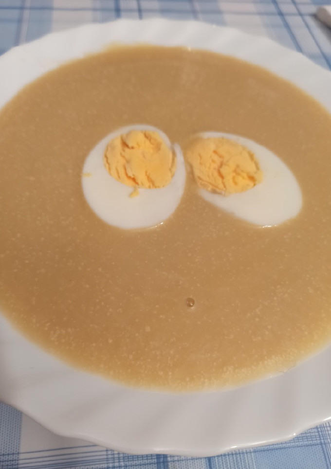 Una foto de Crema de puerros y langostinos con huevos
