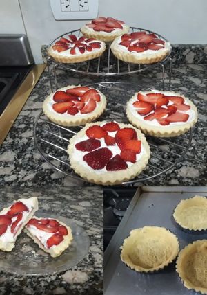Una foto de Tarta con crema chantilly y frutillas
