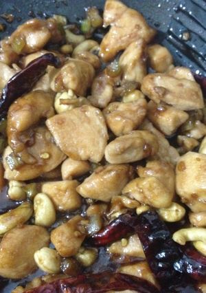 A picture of Kung Pao Chicken.