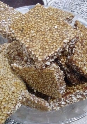 તલ ની ચીકી (Til Chikki Recipe In Gujarati) રેસીપી મુખ્ય ફોટો