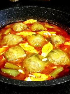 Una foto de Salsa roja deliciosa con alcachofas y huevo duro