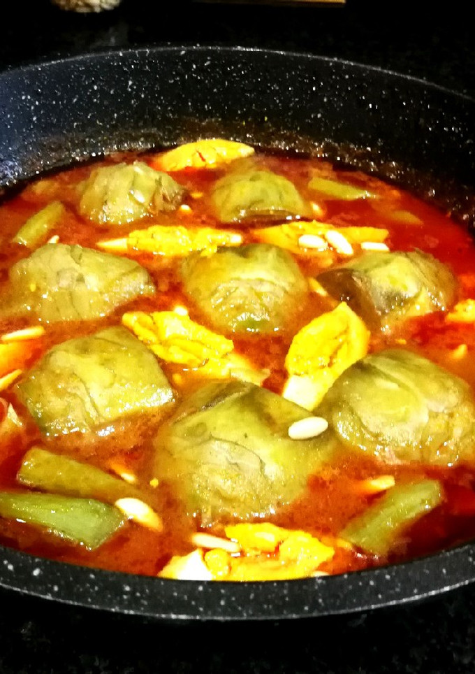 Una foto de Salsa roja deliciosa con alcachofas y huevo duro