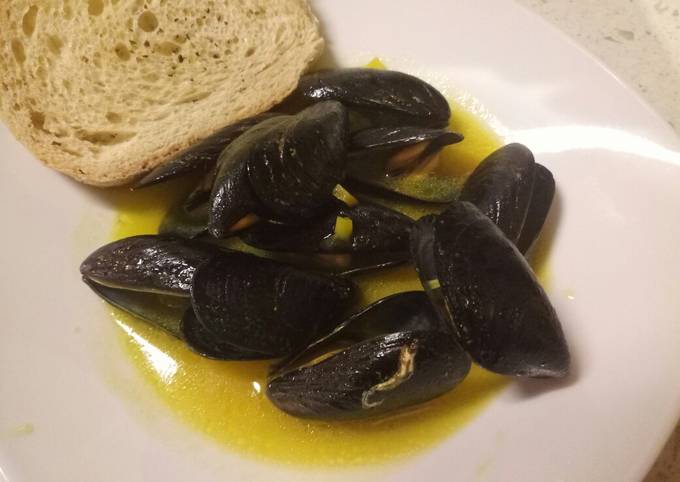 Mussels in a white wine &amp; saffron sauce with oregano bruschette