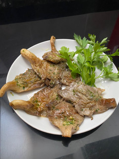 Una foto de Gírgolas a la plancha con su picada de ajo perejil