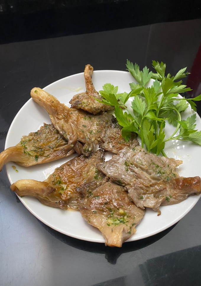 Una foto de Gírgolas a la plancha con su picada de ajo perejil