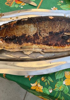 Une photo de Saumon sauvage en papillote à l ail mariné et herbes aromatiques