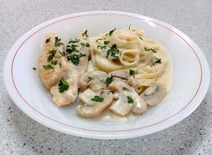 Una foto de ✅ Tallarines con pollo y champiñones con salsa de crema y quesos 🍝🍗