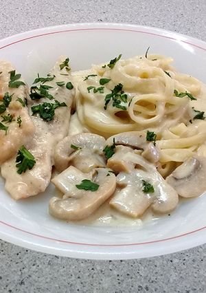 Una foto de ✅ Tallarines con pollo y champiñones con salsa de crema y quesos 🍝🍗