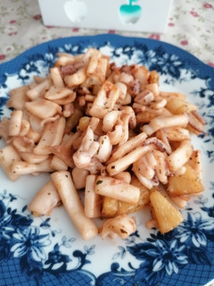 Una foto de Calamares con piña
