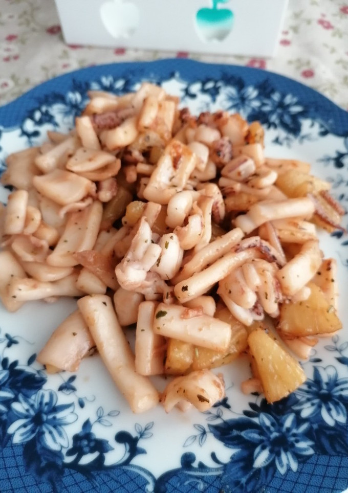 Una foto de Calamares con piña