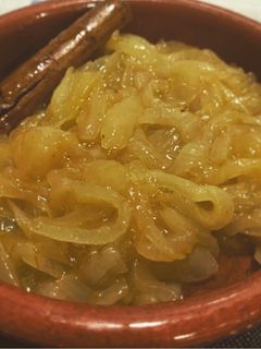 Una foto de Cebolla caramelizada con canela y naranja
