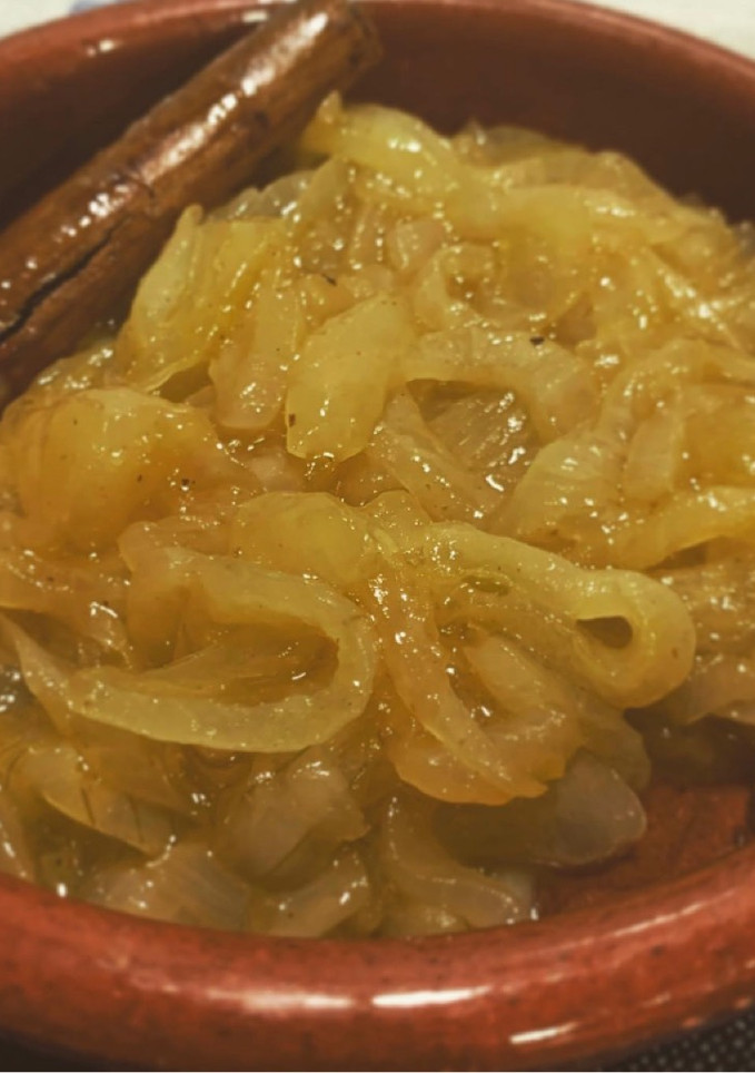 Una foto de Cebolla caramelizada con canela y naranja