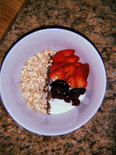 Una foto de Greek yogurt bowl