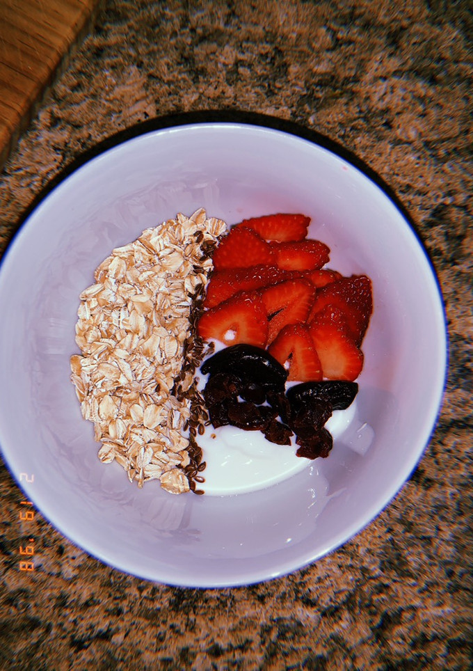 Una foto de Greek yogurt bowl